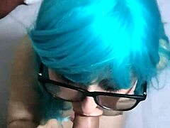 नीले बालों वाली एक परिपक्व महिला एक अविस्मरणीय मुख-मैथुन देती है।