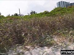 Gola puma uživa na javni plaži