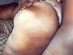 曲线优美的黑人熟女,拥有大屁股和天然乳房
