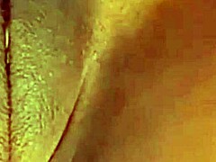 Zrelá milfka s veľkým klitorisom sa v amatérskom porno videu nezbedne rozčuľuje