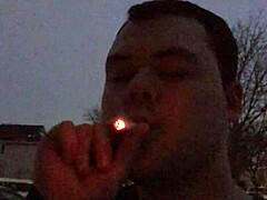 धूम्रपान करने वाली MILF का घरेलू वीडियो।