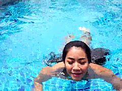 Petite amie asiatique fait une fellation dans une villa au bord de la piscine