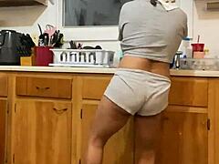 Anna Maria, eine reife Latina, beim Geschirrwaschen vor der Kamera erwischt