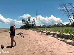 En vågal kone går naken på en offentlig strand for å spille fotball