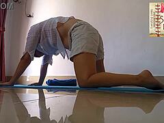 Amatőr lány a szomszédban gyakorolja a jógát az edzőteremben