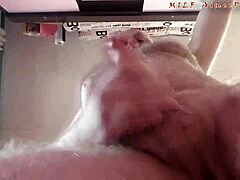 Moški srednjih let razveseljuje mladega gledalca spletne kamere z masturbacijo pred kamero