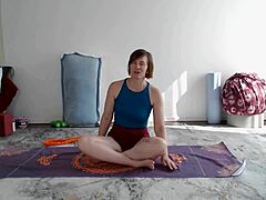 Aurora Willows lekcia jogy pre zrelých fanúšikov s uctievaním zadku