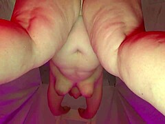 Mama curbată își ia fundul mare futut într-un videoclip fierbinte
