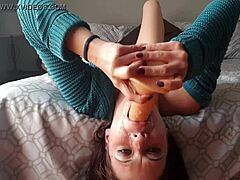 Μικροσκοπικό σπιτικό βίντεο ώριμης γυναίκας που φιμώνει το dildo ανάποδα