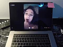 Europeisk moden kvinne får orgasme på webkamera med fan i del 2