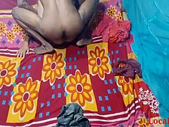 Seksowna milf w różowej sari dostaje hardcore'owy seks analny