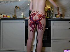 Milf matura con un tatuaggio sul culo cucina seduttivamente la cena