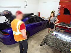 O femeie matură cu sâni mari face sex cu tehnicianul ei de automobile într-un garaj