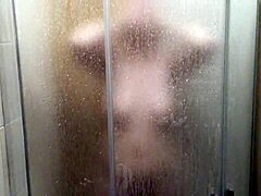 Versteckte Kamera erfasst Milfs heiße Duschsession