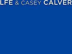 Maya Woulfe de malha pequena se envolve em intimidade feminina com a morena madura Casey Calvert