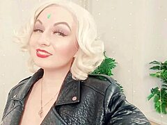 Amaterska blondinka Arya Grander v BDSM cuckold videu vloge
