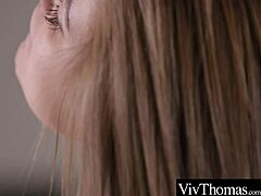 Eine attraktive Blondine in verführerischen Dessous und Strumpfhosen verwöhnt ihre Partnerin in der Küche mit ihrer Vagina