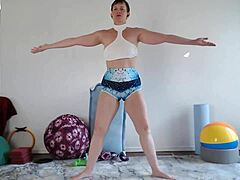 Gudinde Auroras yoga lektion 12: En fetish-fyldt træning med en moden gudinde