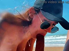 Intenzivní orální potěšení z pohledu mladé ženy v pokrývce hlavy během nudistického setkání u moře