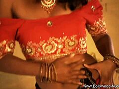 Belleza india madura de Bollywood en una sesión en solitario caliente