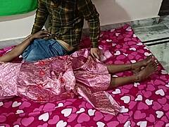Érett indiai háziasszony szenvedélyesen szexel a barátjával
