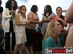 Tizenkét fülledt nő gyönyörködteti a sztriptíztáncosnőt egy Cfnm összejövetelen