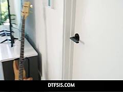 स्टेपसिस्टर का POV वीडियो जिसमें स्टेपब्रदर्स के साथ हार्ड डिक को थ्रॉब करते हुए पहला अनुभव है।