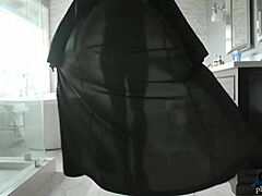 Ana Foxxx, vysoká čierna modelka MILF, sa vyzlieka a luxuje v teplom kúpeli