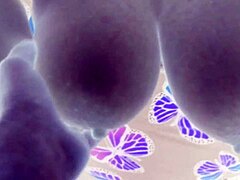 प्राकृतिक स्तनों वाली परिपक्व महिला हैंडजॉब देती हुई।