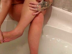 Mulher madura limpando sensualmente os dedos dos pés