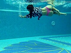 Sazan, ohromujúca európska MILFka, natáča erotické zábery pod vodou