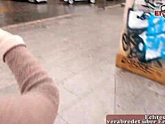 Μια παχουλή Γερμανίδα μητέρα με καστανά μαλλιά σηκώνεται στο δρόμο και απολαμβάνει μια παθιασμένη συνάντηση