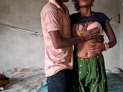 Ragazza indiana gode di sesso anale duro in un villaggio