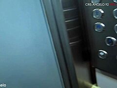 لقاء سريع في المصعد يؤدي إلى الجنس الشرجي والوجهي