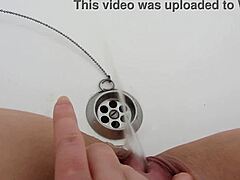 Коллекция видео с мочеиспусканием, где зрелая женщина мочится в ванной, с крупным планом и эффектами ASMR