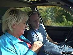 Ηλικιωμένη γυναίκα απολαμβάνει το σεξ στο αυτοκίνητο με τον θετό της γιο