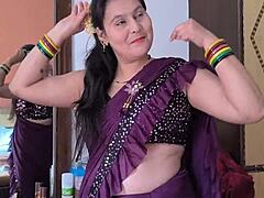 Индийская тетушка наслаждается глубоким минетом от мускулистого любовника