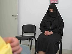 Rijpe Arabische vrouw betrapt me op masturberen in de dokterspraktijk