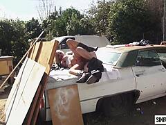 Nina Elle a Dane Cross sa zapájajú do vášnivého sexu na poškodenom aute v najnovšom videu MILF od Axela Braunsa