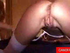 Moden husmor hengiver sig til anal nydelse i gratis video