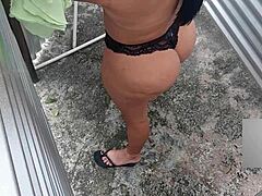 Latina milf kamerada mükemmel poposunu sergiliyor