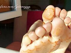Hjemmelavet fodfetish-video med din elskerines perfekte hæle og beskidte fødder