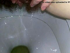 MILF amatoare primește o vedere de aproape a clitorisului ei umed și a degetelor pe toaletă