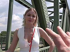 Verena Maxia, den blonde tyske pumaen, forfører sin castingagent for utendørs sex