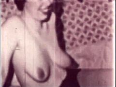 Vintage jeba in dlakava muca z zrelim milfom v tem retro porno videu