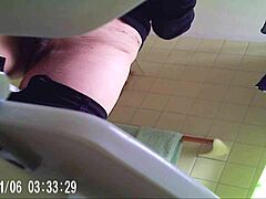 Amatörmamma fångad på dold kamera i badrummet