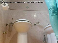 Ukryta kamera nagrała mamę z dużym tyłkiem pierdzącą w łazience