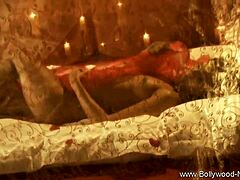 בלונדינית מדהימה מציגה את גופה המדהים בסטריפטיז מפתה