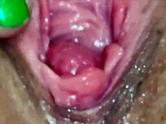Amatérské maminky se smyslně masturbují s mokrými genitáliemi
