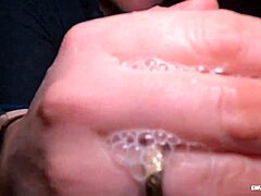 Una MILF rubia amateur tiene sexo facial y se traga semen